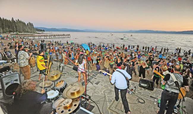 Relaxed evening with cocktails and live music at a beachside bar